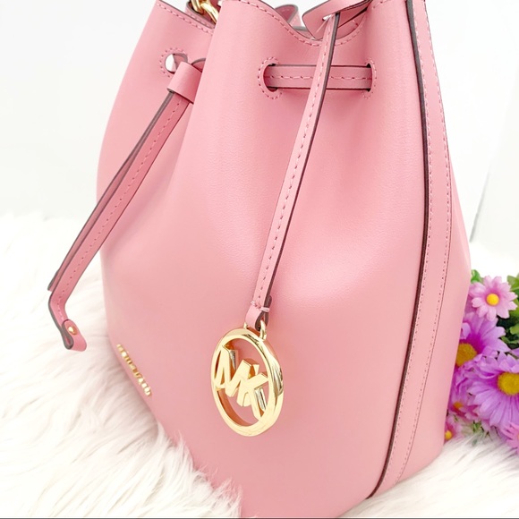 📌CLOSING SALE📌MICHAEL KORS BUCKET MESSENGER BAG - Picture 3 of 8